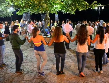 Άδοξο τέλος σε πανηγύρι στη Λαμία: Στο κοινό πέθανε ο πατέρας του καλλιτέχνη που τραγουδούσε
